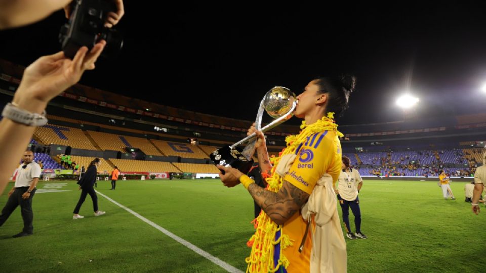 Jennifer Hermoso posa besando el título del Campeón de Campeonas tras vencer a Rayadas