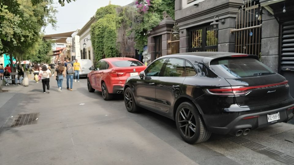 Los peatones se topan a diario con autos estacionados en la calle Morelos en Monterrey