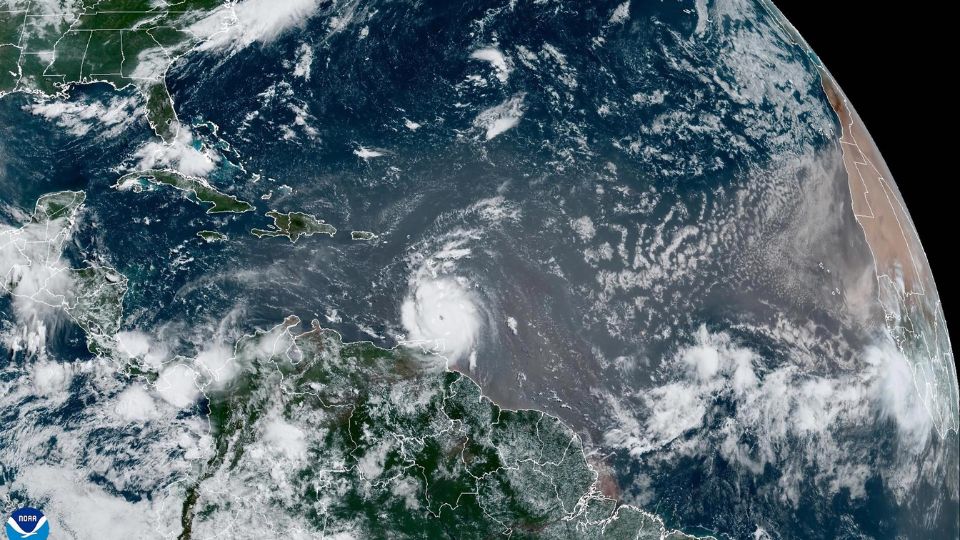 Fotografía satelital cedida por la Oficina Nacional de Administración Oceánica y Atmosférica (NOAA) a través del Centro Nacional de Huracanes (NHC) donde se muestra la localización del huracán Beryl | EFE/ Oficina Nacional De Administración Oceánica Y Atmosférica