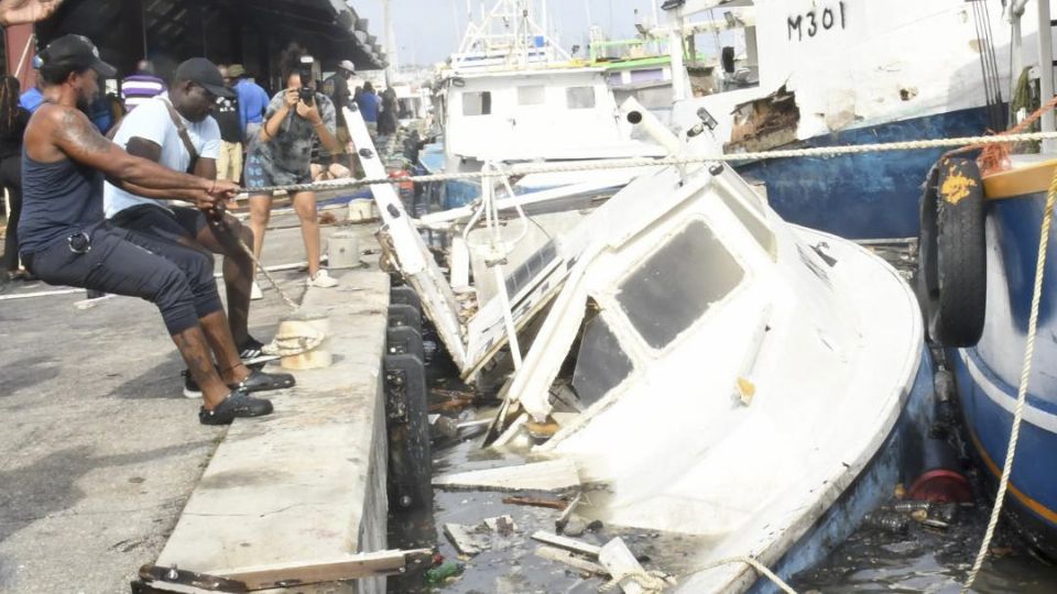 Un daño significativo a los buques pesqueros en el complejo pesquero de Bridgetown fue causado por una tormenta del huracán Beryl