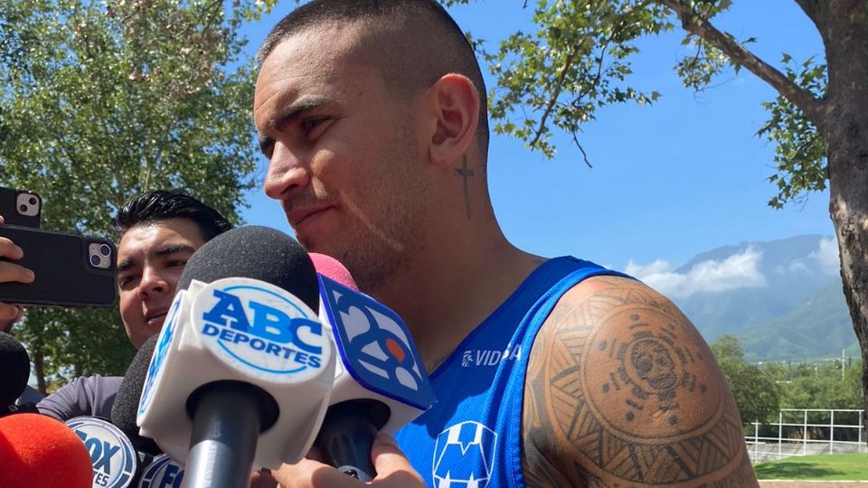 Sebastián Vegas atiende a los medios de comunicación tras el entrenamiento de Rayados