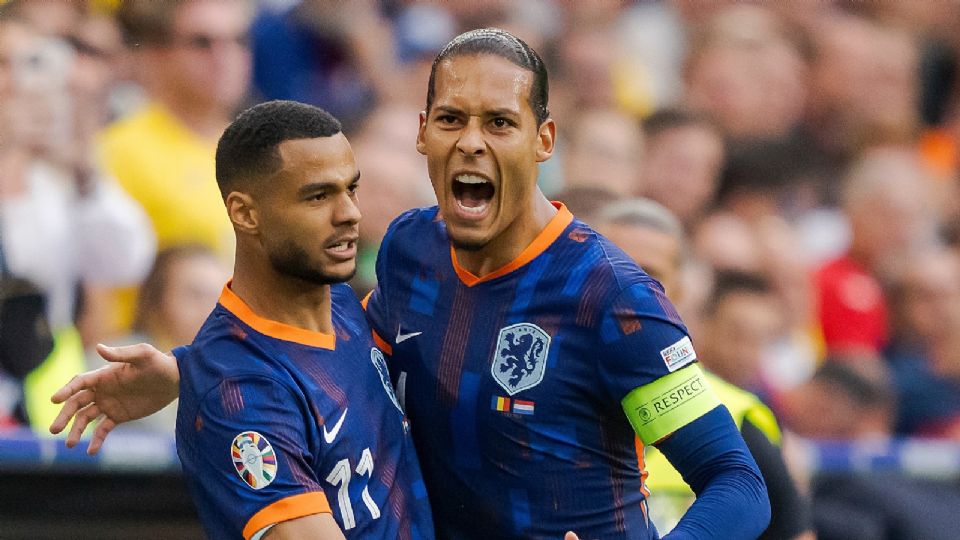 Cody Gapko celebra con Virgil van Dijk su gol frente a Rumania en los Octavos de Final de la Eurocopa