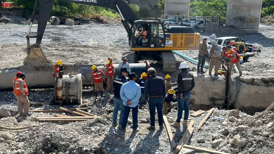 Maquinaria reparando tubería en La Huasteca