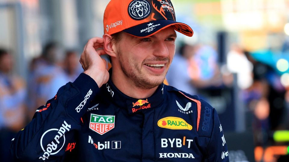 El piloto de Red Bull Racing, Max Verstappen sonríe después de ganar la clasificación para el Gran Premio de Austria de Fórmula Uno.