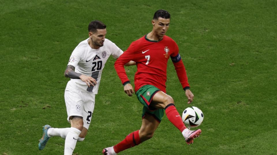 Cristiano Ronaldo de Portugal y Petar Stojanovic de Eslovenia.