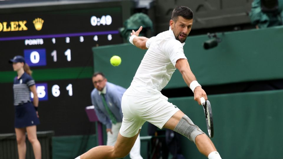 Novak Djokovic en acción durante el partido de primera ronda contra Vit Kopriva en Wimbledon.