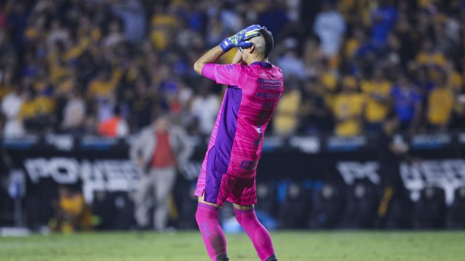 Nahuel Guzman, portero del Tigres en lamento durante el juego de vuelta de la Semifinal del Clausura 2022 de la Liga MX en el Estadio Universitario