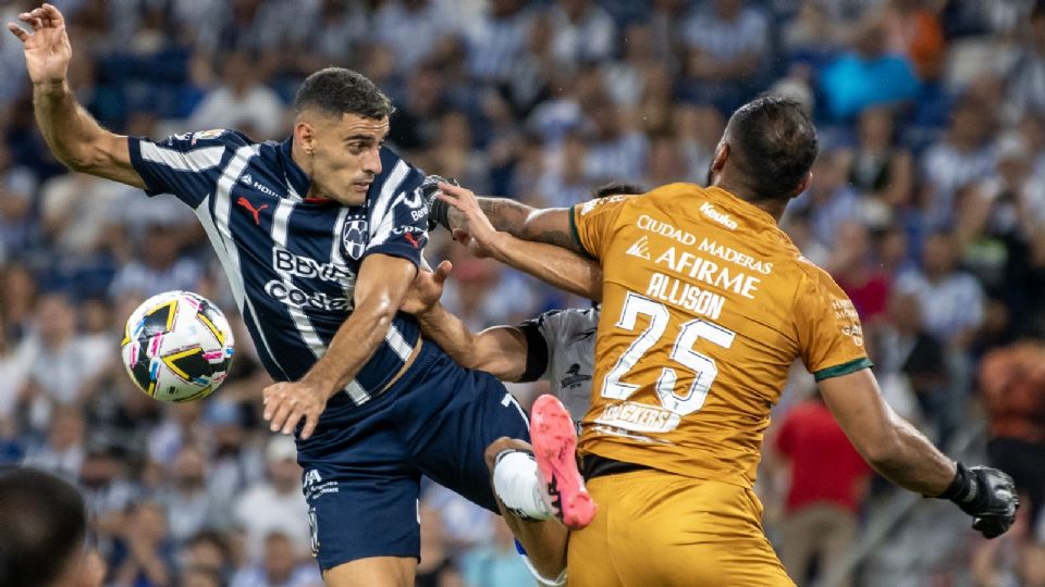 German Berterame (i) de Rayados disputa el balón con Guillermo Allison (d) de Queretaro