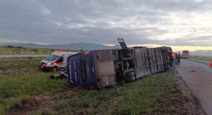 Volcadura de autobús deja 8 pasajeros muertos en Galeana, NL