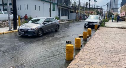 A un mes de ser reportado, venero en el centro de Monterrey sigue con desperdicio de agua