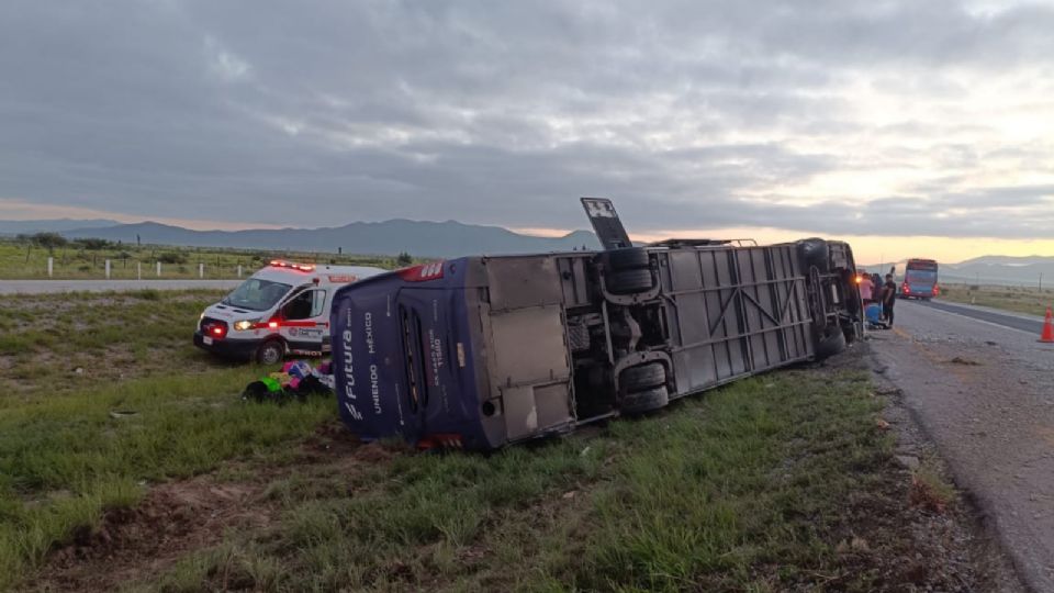 Volcadura de autobús deja 16 pasajeros heridos en la carretera 57.