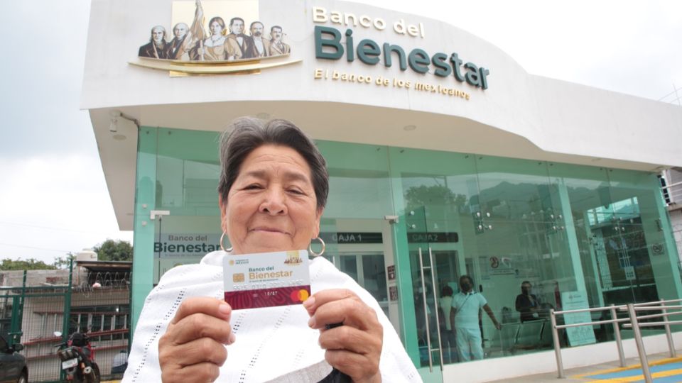 Adulta mayor con su tarjeta del Bienestar | @bienestarmx