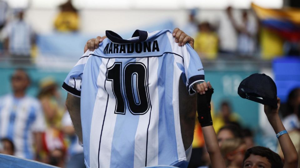 Un aficionado argentino sostiene una equipación de Maradona antes de la final de la CONMEBOL Copa América 2024.