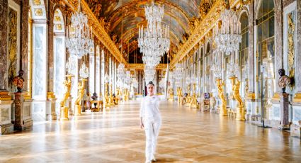 París 2024: Salma Hayek lleva la antorcha olímpica en el Palacio de Versalles