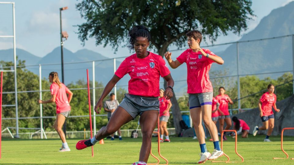 Jermaine Seoposenwe durante un entrenamiento con Rayadas