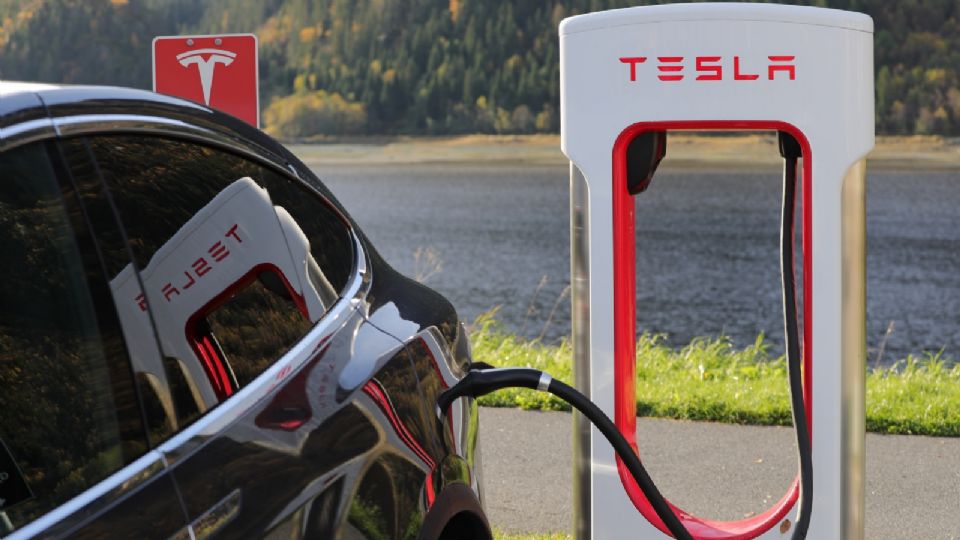 Auto tesla en recarga de energía.