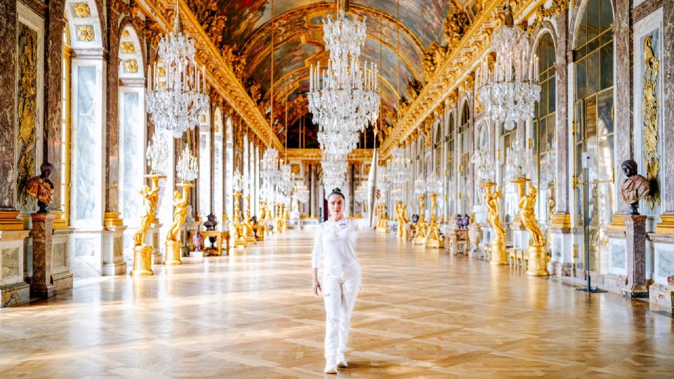 Salma Hayek con la antorcha olímpica en el Palacio de Versalles.