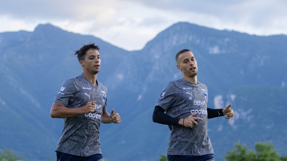 Sergio Canales y Óliver Torres entrenando con Rayados.