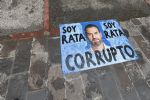 Colocan pancartas en Palacio de Monterrey acusando a funcionarios por corrupción