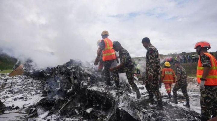 Video: Se estrella avión con 19 pasajeros en Nepal; solo sobrevive el piloto
