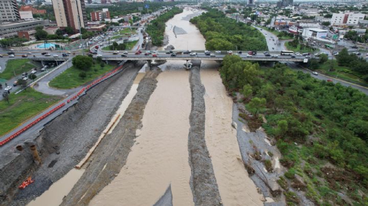 Crece caudal del río Santa Catarina en Monterrey