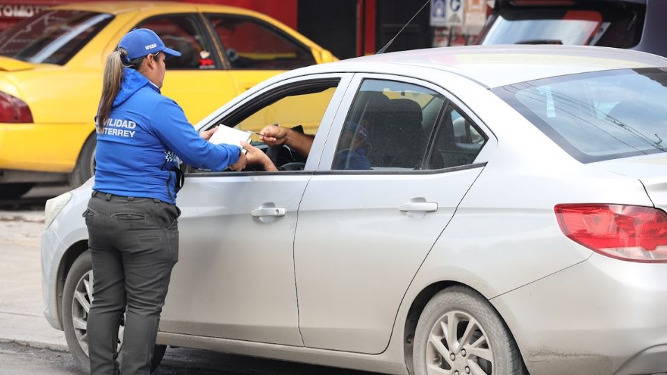 Tránsito detiene a vehículos en Monterrey