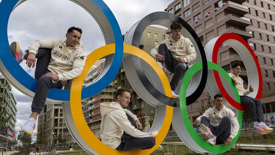 Atletas de Alemania posando en los aros olímpicos en la Villa Olímpica