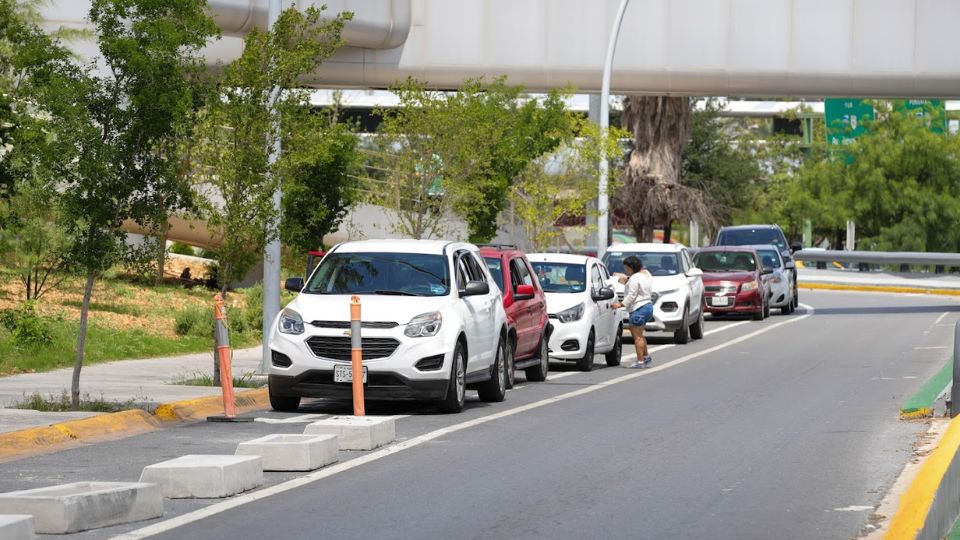 Vehículos estacionados en ciclovía de Monterrey