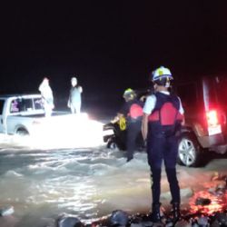 Jóvenes quedan atrapados al meterse con vehículo razer al río Pilón