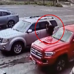 Video: Dan cristalazo a camioneta estacionada en tienda al sur de Monterrey