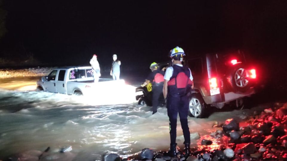 Rescatan a paseantes en el río Pilón