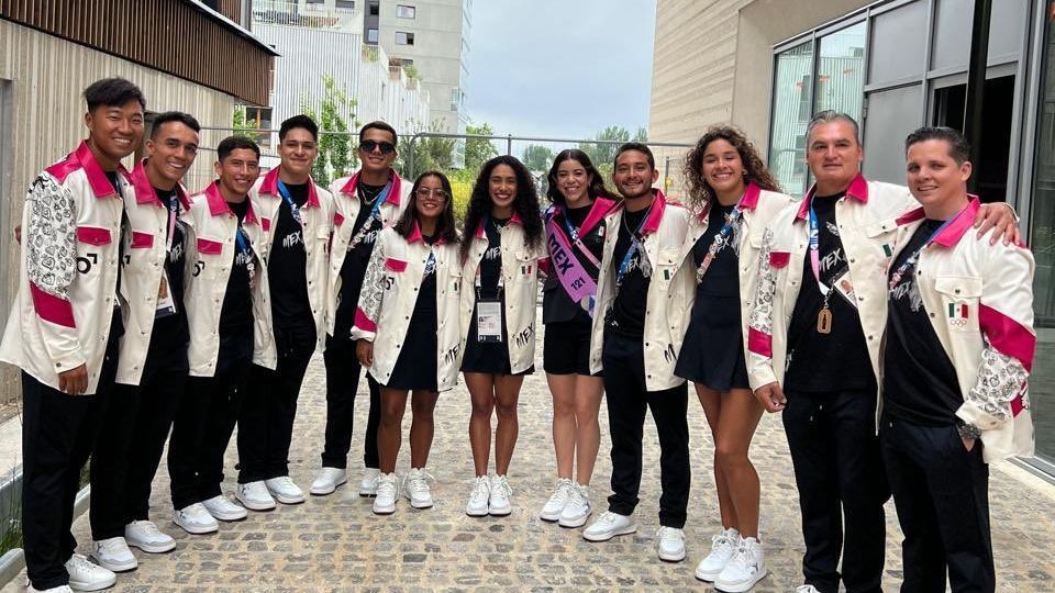 Los deportistas mexicanos, con sus elegantes uniformes inspirados en el Ángel de la Independencia,