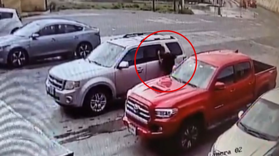 Joven propina cristalazo a camioneta