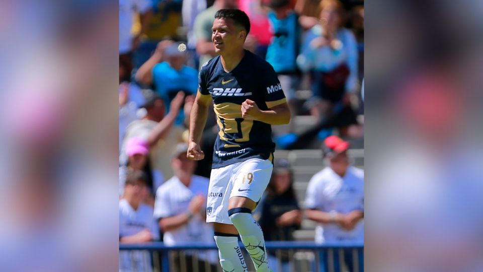 Ali Ávila festeja un gol con los Pumas en la Liga MX.