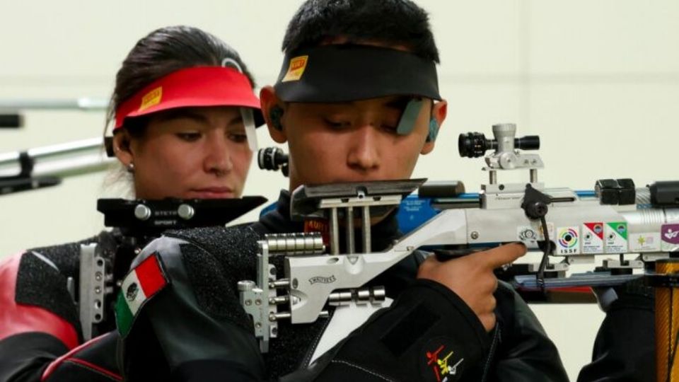 Goretti Zumaya y Edson Ramirez compitieron por equipos en Tiro Deportivo