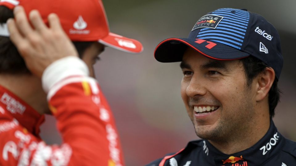 Sergio Pérez charlando con Charles Leclerc tras la clasificación del Gran Premio de Bélgica