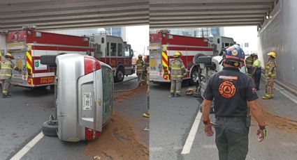 Vehículo vuelca y se incendia en el centro de Monterrey