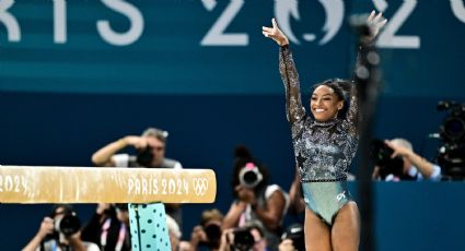 Simone Biles regresa por todo lo alto y domina la clasificación en París 2024