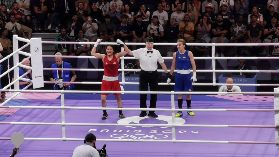 La boxeadora mexicana Fátima Herrera celebra su triunfo ante la española Laura Fuentes