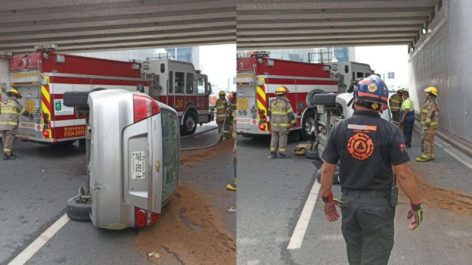 Vehículo vuelca y se incendia en el centro de Monterrey