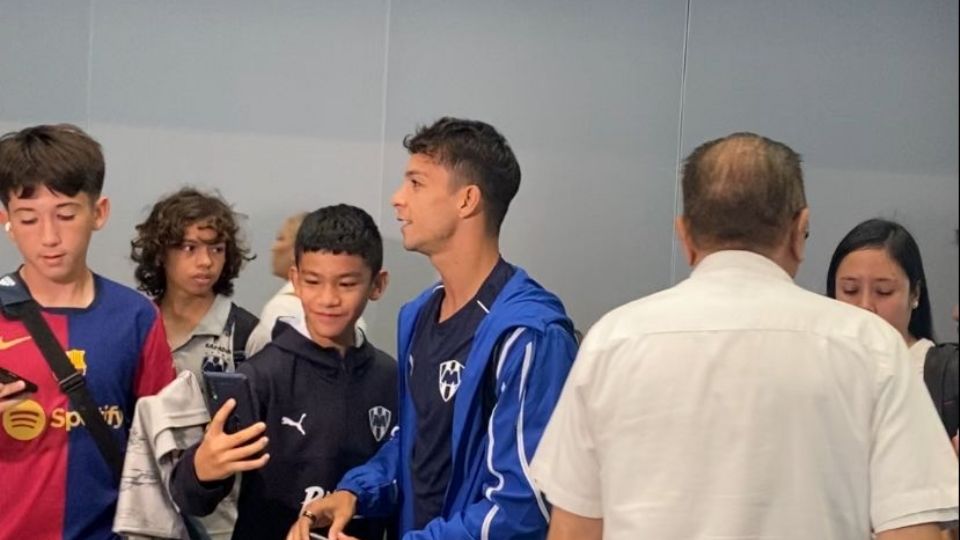 Oliver Torres fue abordado por la afición de Rayados en el aeropuerto, previo a la salida del equipo