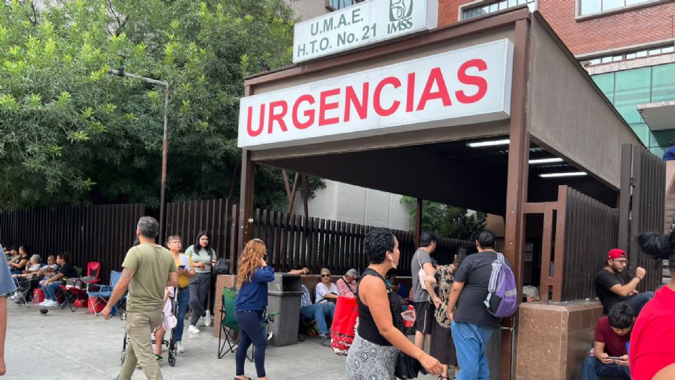 Personas al exterior de la clínica 21 del IMSS.