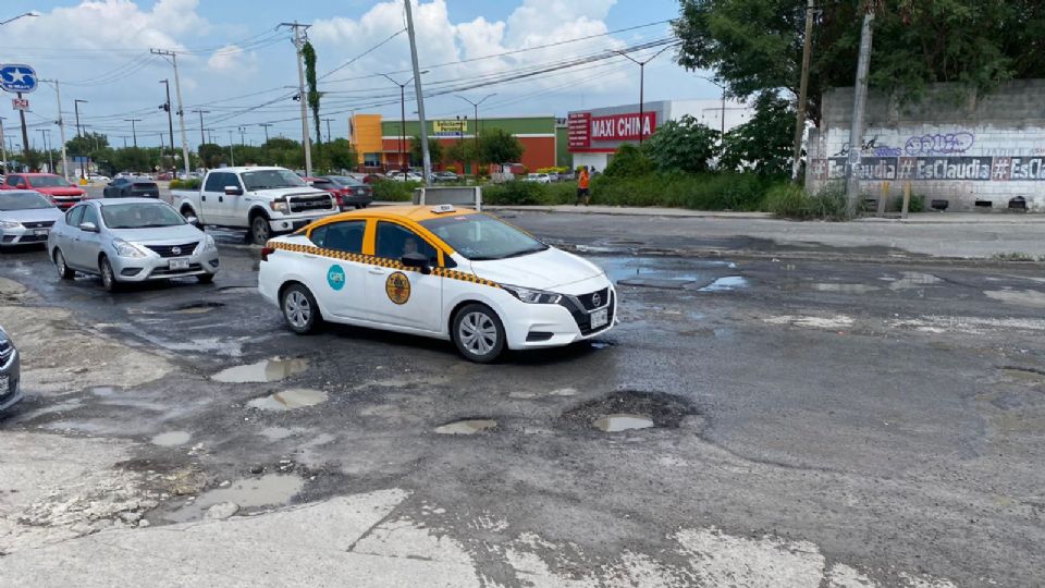 Baches en la avenida Valle de Guadalajara.