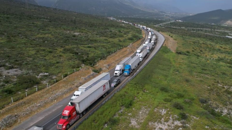 Fila de tráileres circulando por carretera Monterrey-Saltillo