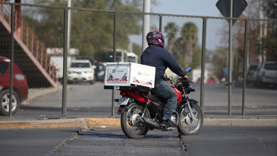 Motociclista circulando por Monterrey