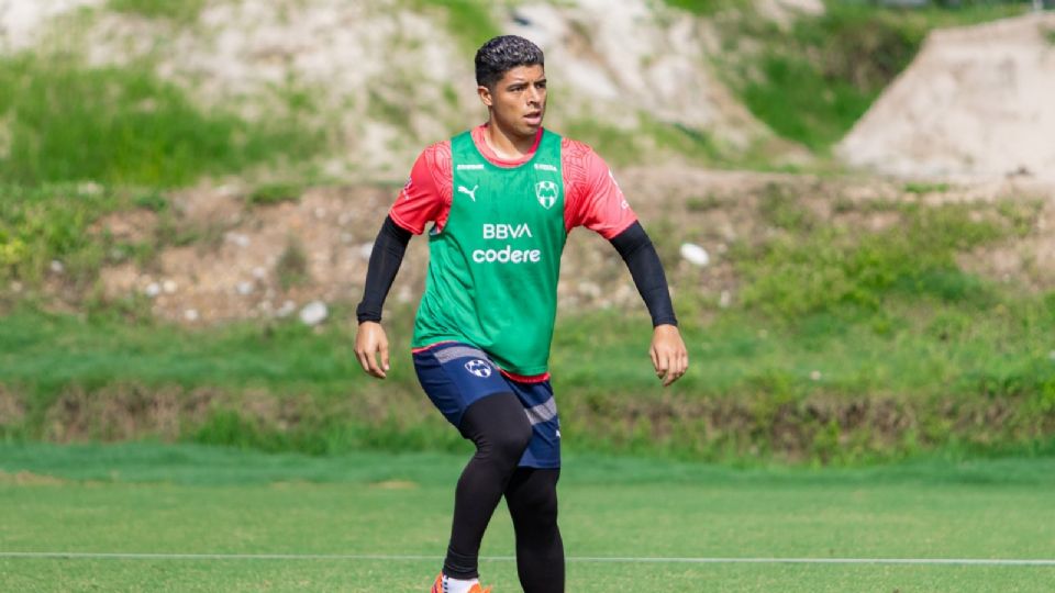 Víctor Guzmán durante un entrenamiento con Rayados