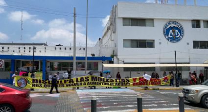 Vecinos piden renuncia de Juan Ignacio Barragán en oficinas de Agua y Drenaje