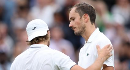 Wimbledon: Medvedev remonta un susto y avanza; supera a Muller