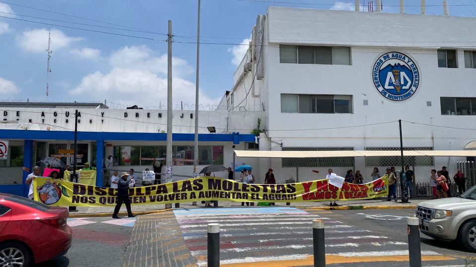 Se manifiestan contra Juan Ignacio Barragán por falta de agua