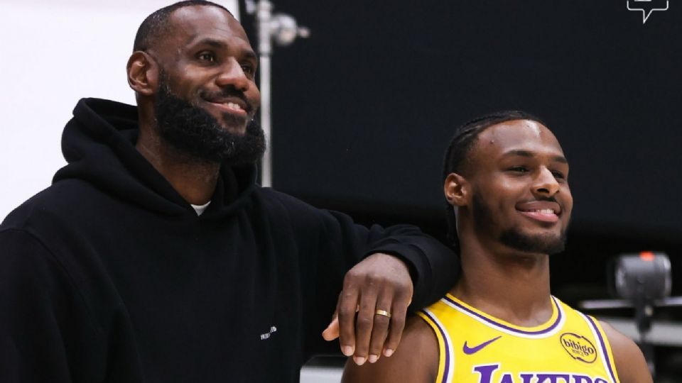 LeBron James posa junto a su hijo, Bronny James, ambos jugarán la siguiente temporada con los Lakers de Los Angeles